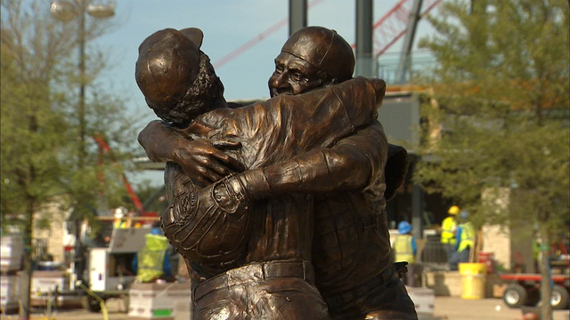 Rangers unveil new statue ahead of Texas Live opening