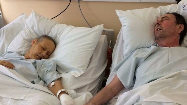 Children share heartbreaking photo of terminally ill parents holding hands for the last time