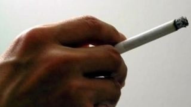 California lawmakers approve raising smoking age to 21