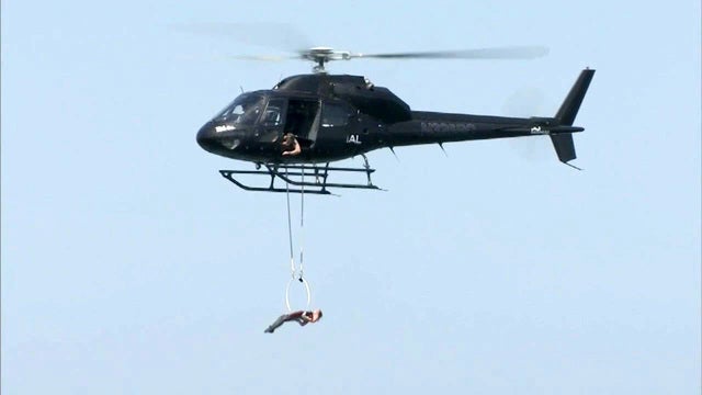 Wallenda hangs by teeth from helicopter over Niagara Falls