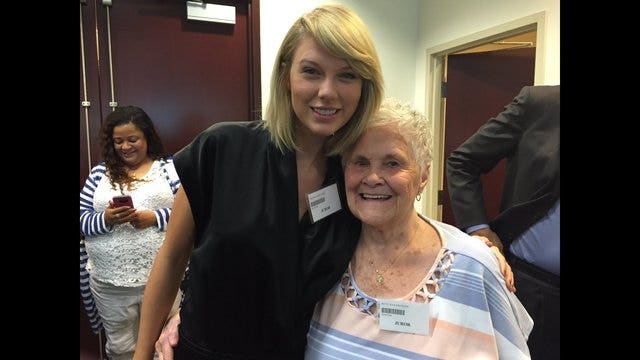Taylor Swift attends jury duty