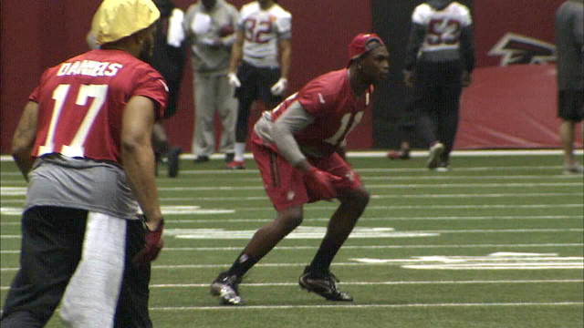 NFL player hires divers to find $100K earring