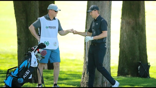 Spieth's father fills in as caddie in Mexico