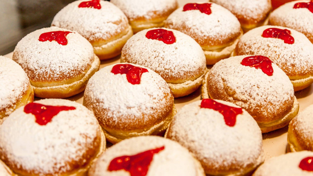 Kosher bakery pumps out 4,000 donuts a day for Hanukkah