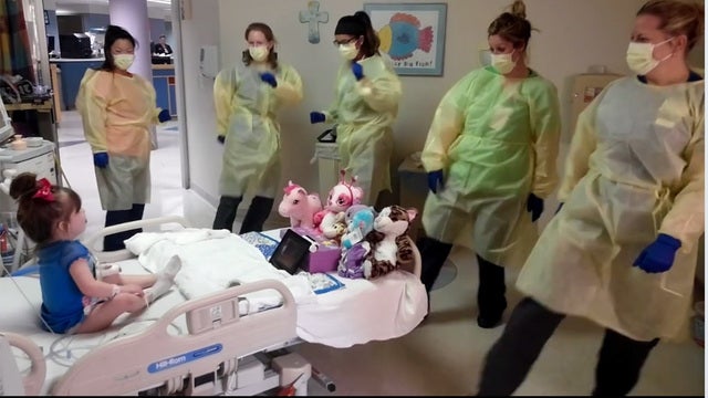 Nurses sing to lift spirits of sick 3-year-old