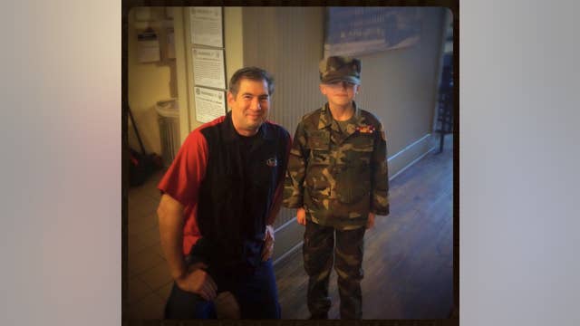 About 100 turn up to pizza shop in Ohio, "closed" for Thanksgiving