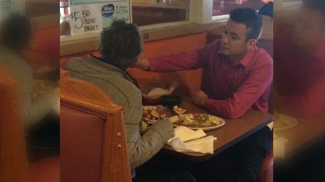 WATCH: Douglasville server helps man without hands eat his lunch