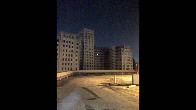 Photo supposedly shows lit Christmas tree in abandoned hospital