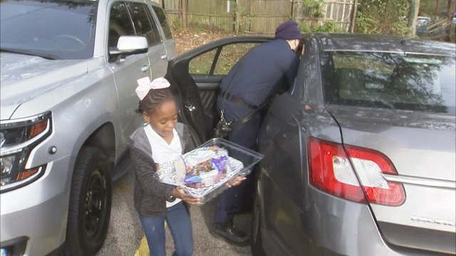 DeKalb County girl brings firefighters Thanksgiving meal