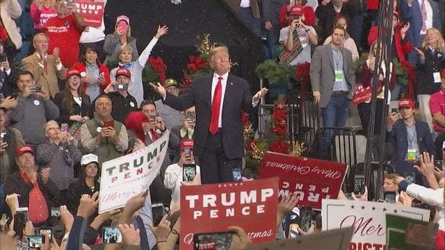 Trump rallies for embattled US senator in Mississippi