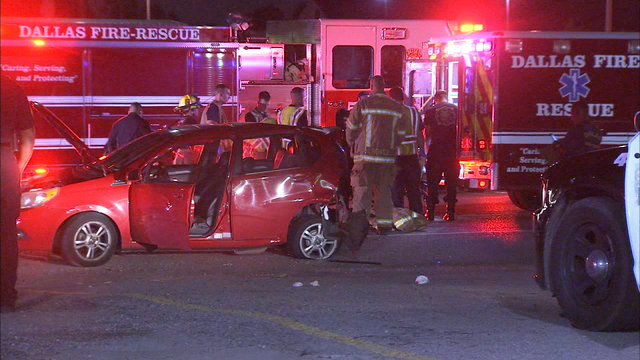 4 hurt in crash involving Dallas fire engine