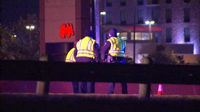 Man killed while trying to cross I-20 in Arlington