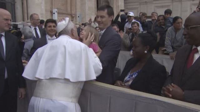Pope's skullcap snatched by playful Atlanta girl