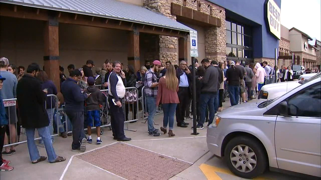 North Texas shoppers line up for Thanksgiving Day deals