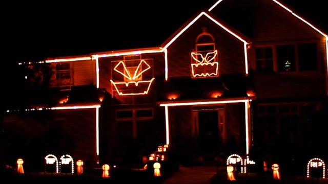 House does the 'Whip' and 'Nae Nae' in synchronized Halloween light display