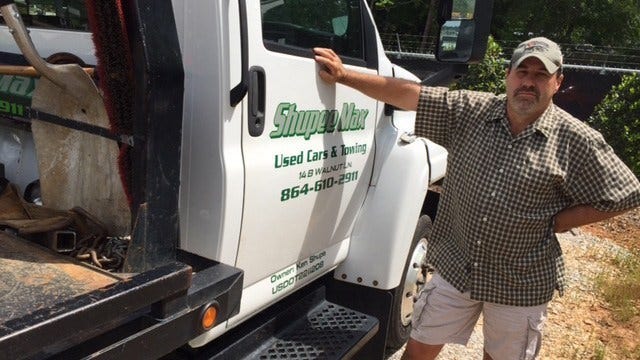 Tow truck driver leaves Bernie Sanders supporter stranded