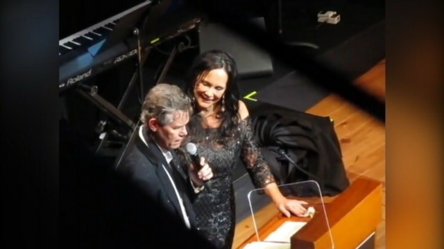 Randy Travis stuns crowd, sings at Hall of Fame induction