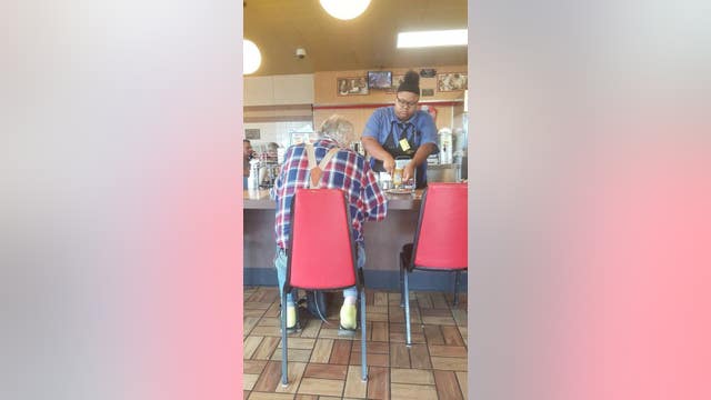 Heartwarming pic shows Texas woman cutting food for man at La Marque Waffle House