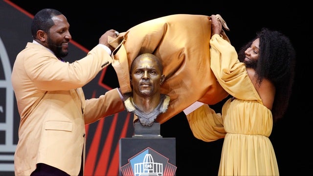 Lewis urges togetherness and love in Hall of Fame speech