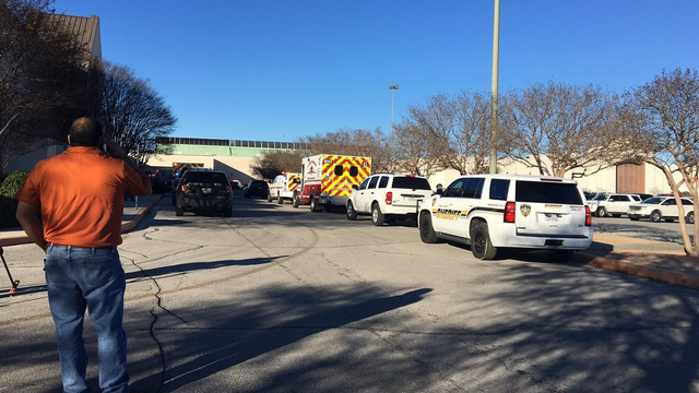 Reports of man killed trying to stop robbery at Rolling Oaks Mall in San Antonio