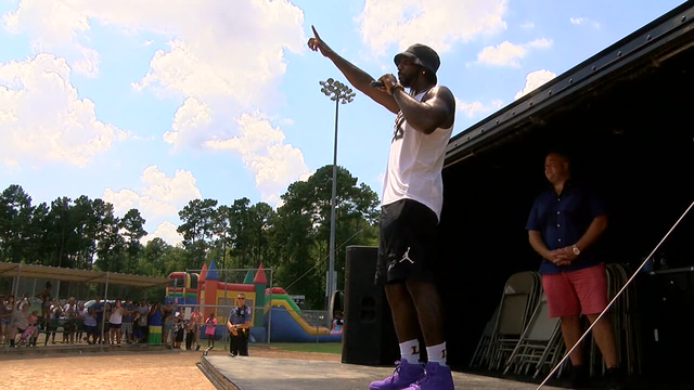 Dez Bryant throws barbecue party for 3K in Texas hometown