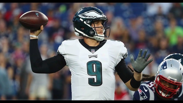 Foles leaves preseason game with shoulder strain