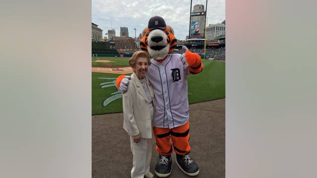 Holocaust survivor fulfills lifetime dream to sing National Anthem