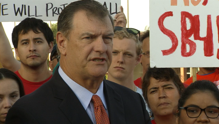 08497696-Mike Rawlings Dallas sanctuary city fight
