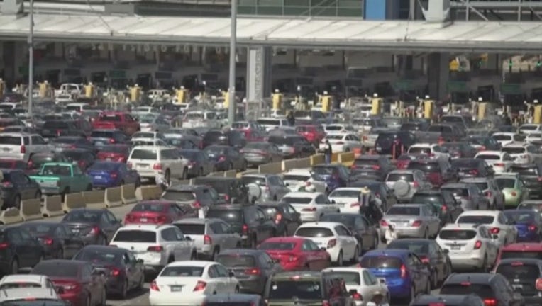 0adbbbfc-Border crossing U.S. Mexico vehicles