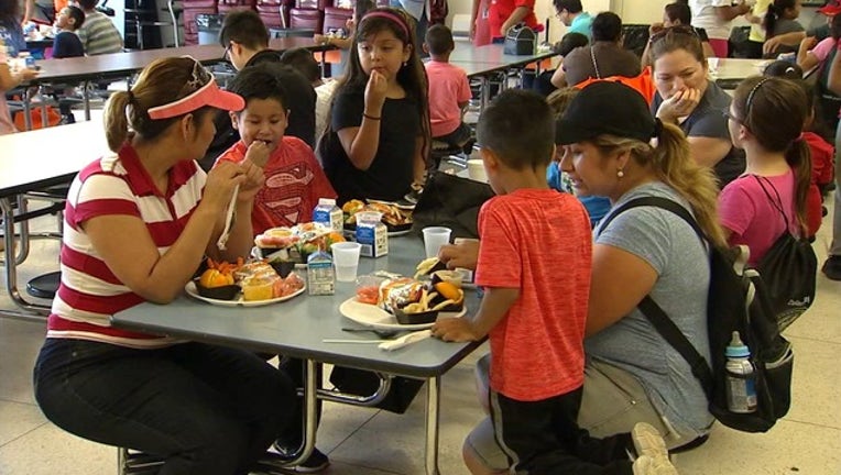 S-DALLAS ISD SUMMER MEAL KICKOFF 6P_KDFWac17_146.mxf_00.00.43.09_1528928402671.png.jpg