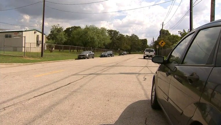 2b2961c6-V-LAMAR HIGH STUDENT GRABBED BY STRANGER 9P_00.00.37.10_1536373481081.png.jpg