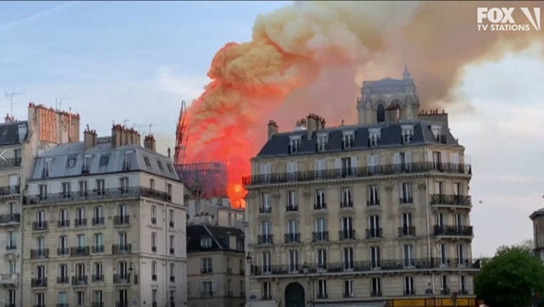 5412b42e-Notre_Dame_Cathedral_spire_collapses_dur_0_20190415202112-400801-400801