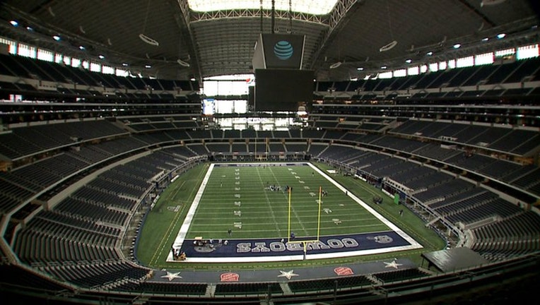 Jerry Jones willing to open roof, end zone doors at AT&T Stadium for