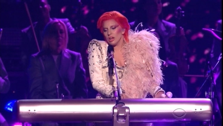 GRAMMY_LADY_GAGA_BOWIE_TRIB_1455627652004.jpg