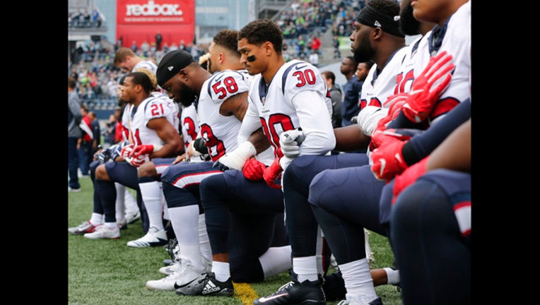 c754ef62-Texans kneel_98215439_1509313170914