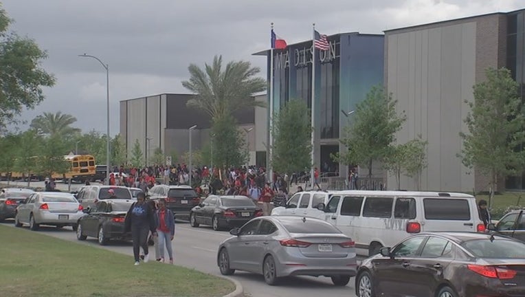 d84c79d5-V-HOUSTON MADISON HS PARENT DRESS CODE 9P_00.00.03.04_1556114029555.png.jpg