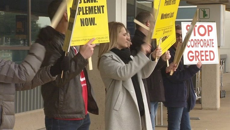 dcf3b3fa-FLIGHT ATTENDANTS DEMONSTRATION