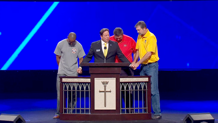 fa7e6f7c-mckinney convocation prayers KDFWBCME01.mpg_20.03.56.29_1506703423822.png