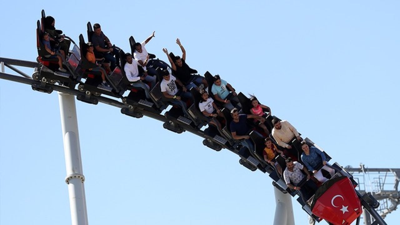 VIDEO Man catches stranger s cellphone while riding roller coaster