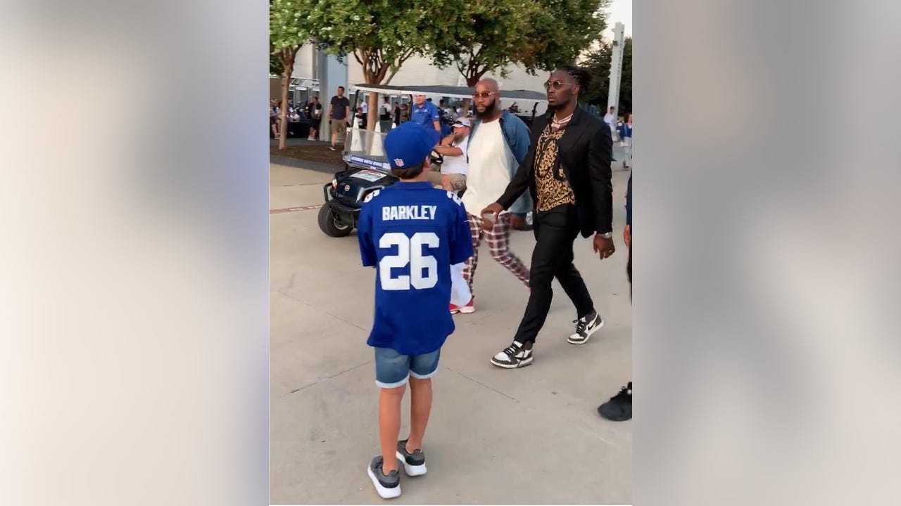 Demarcus Lawrence doesn't sign autograph for kid Giants fan video