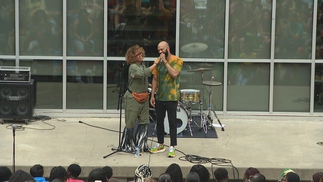 Common, Erykah Badu visit students at Dallas' Booker T. Washington High School
