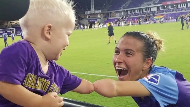 Adorable photo of boy without forearm bonding with Orlando soccer player goes viral