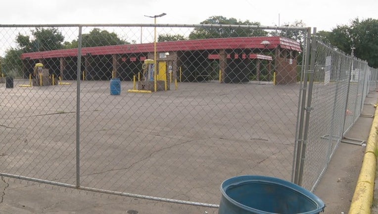 d6f2c8aa-JIMS CAR WASH gates around closure