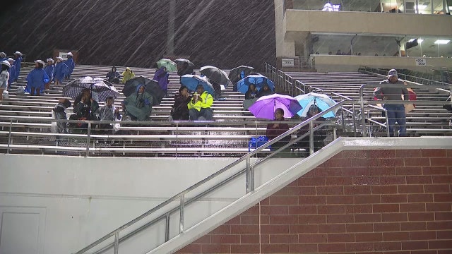 Lightning causes delays during Thursday’s DeSoto game against Mansfield