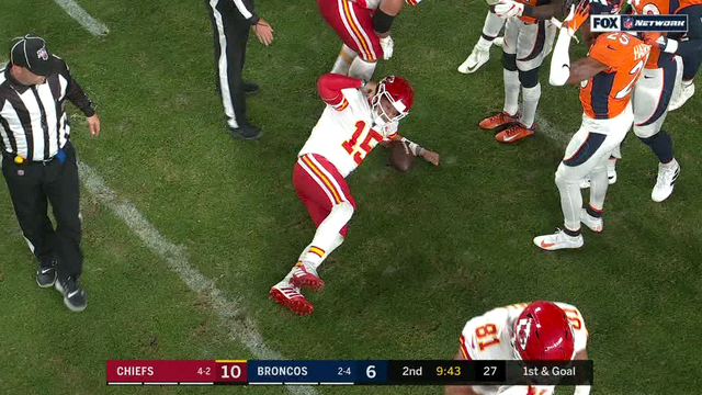 Chiefs' Patrick Mahomes injures right knee against Broncos