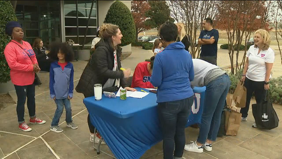 SMU coach Sonny Dykes hosts Turkey Blitz to help Dallas County families