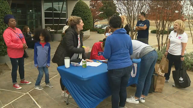 SMU coach Sonny Dykes hosts Turkey Blitz to help Dallas County families