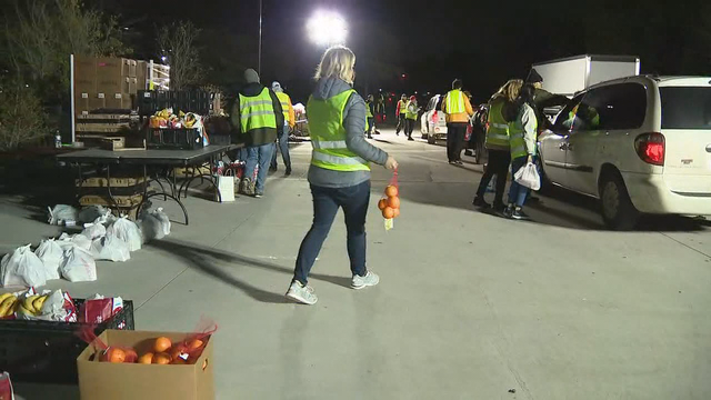 1,600 North Texas families in need receive Thanksgiving meals at 'Turkey Drive-thru'