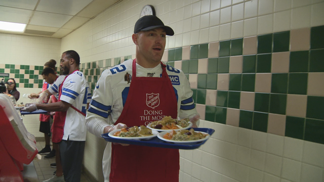 Dallas Cowboys serve Thanksgiving meals at Salvation Army