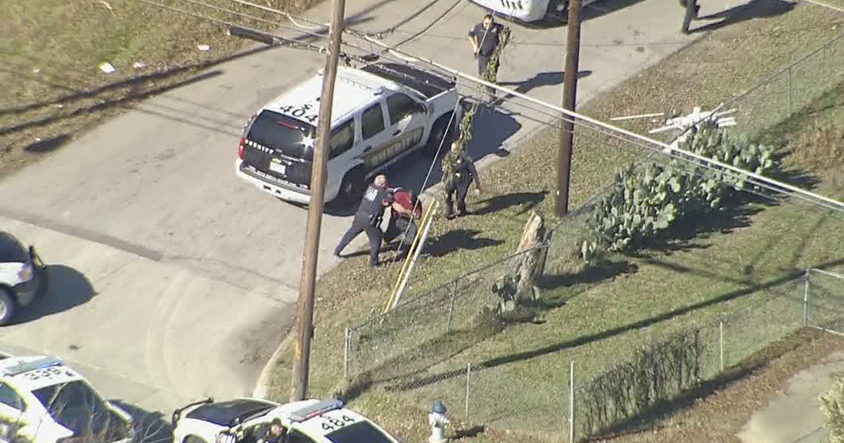 Man tackled to ground, arrested after high-speed chase through Dallas ...